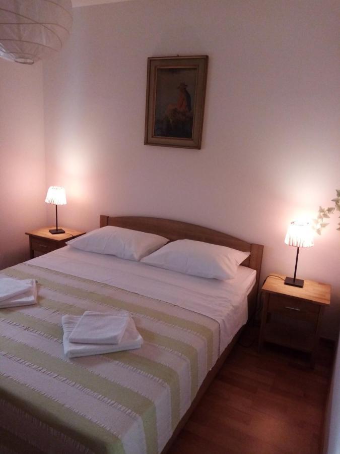 Apartman Mikola With Sea View Trogir Exteriör bild