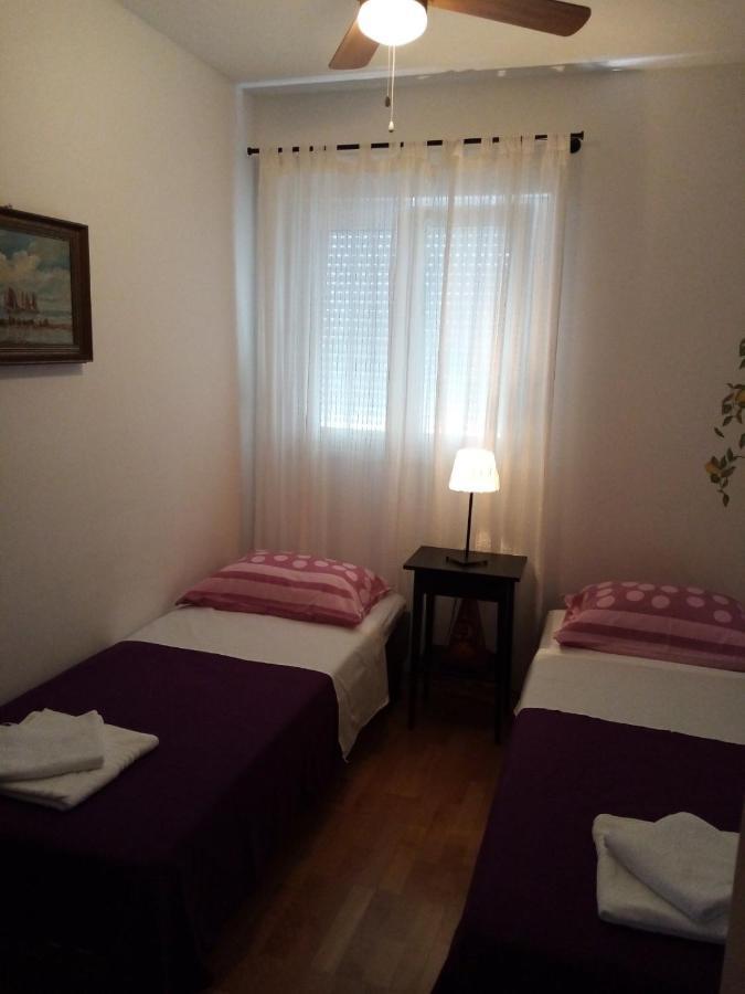 Apartman Mikola With Sea View Trogir Exteriör bild