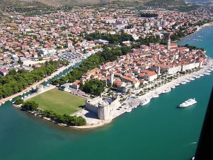 Apartman Mikola With Sea View Trogir Exteriör bild