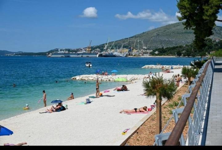 Apartman Mikola With Sea View Trogir Exteriör bild