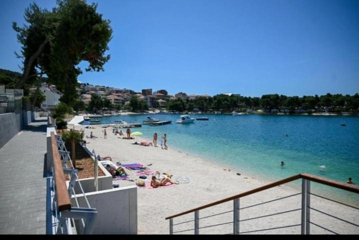 Apartman Mikola With Sea View Trogir Exteriör bild